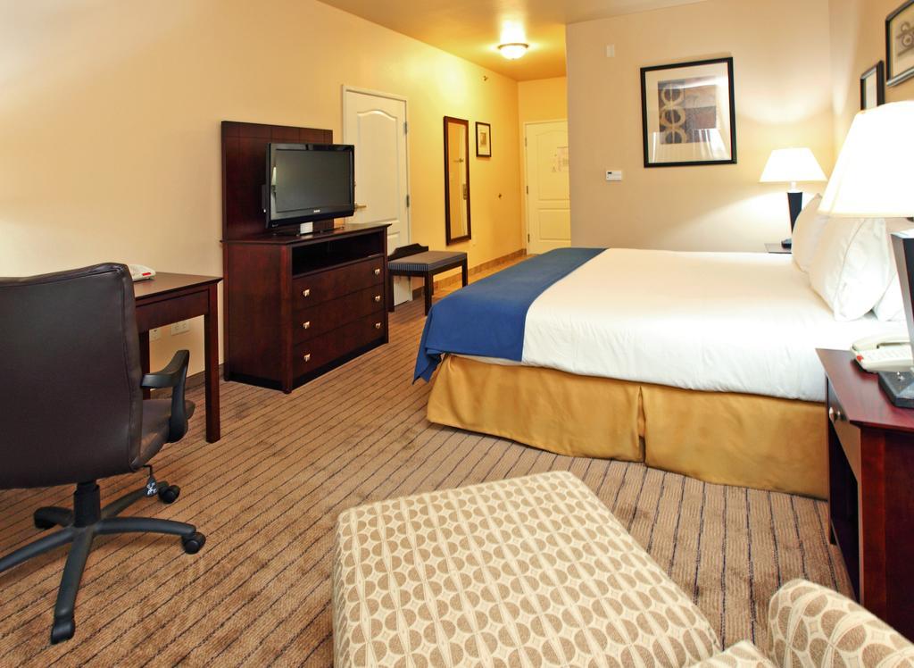 Holiday Inn Express Hotel & Suites Marshall By Ihg Habitación foto